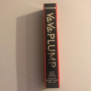 Buxom Va-Va-Plump in Kiss & Tell